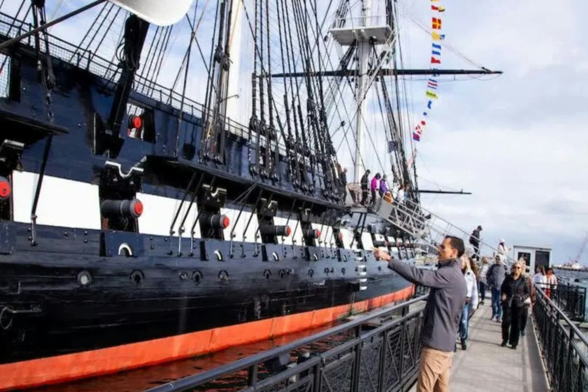 Boston: Guided Walking Tour + USS Constitution Museum + Sightseeing Cruise