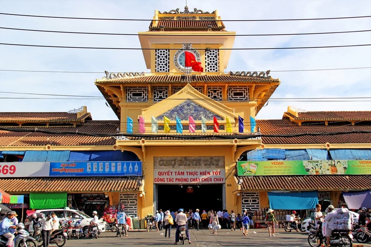 Ho Chi Minh Half-Day City Tour: Independence Palace, Notre Dame Cathedral, Thien Hau Pagoda
