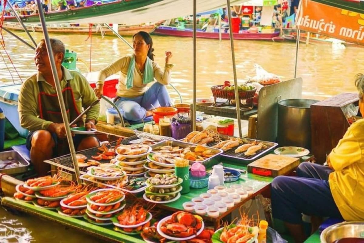 Maeklong Railway Market and Damnoen Saduak Floating Market Half-Day Tour
