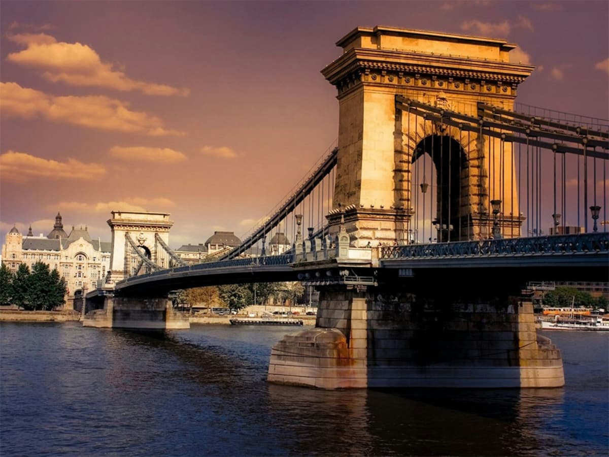 Budapest: Sightseeing Cruise From Buda + Audio guide