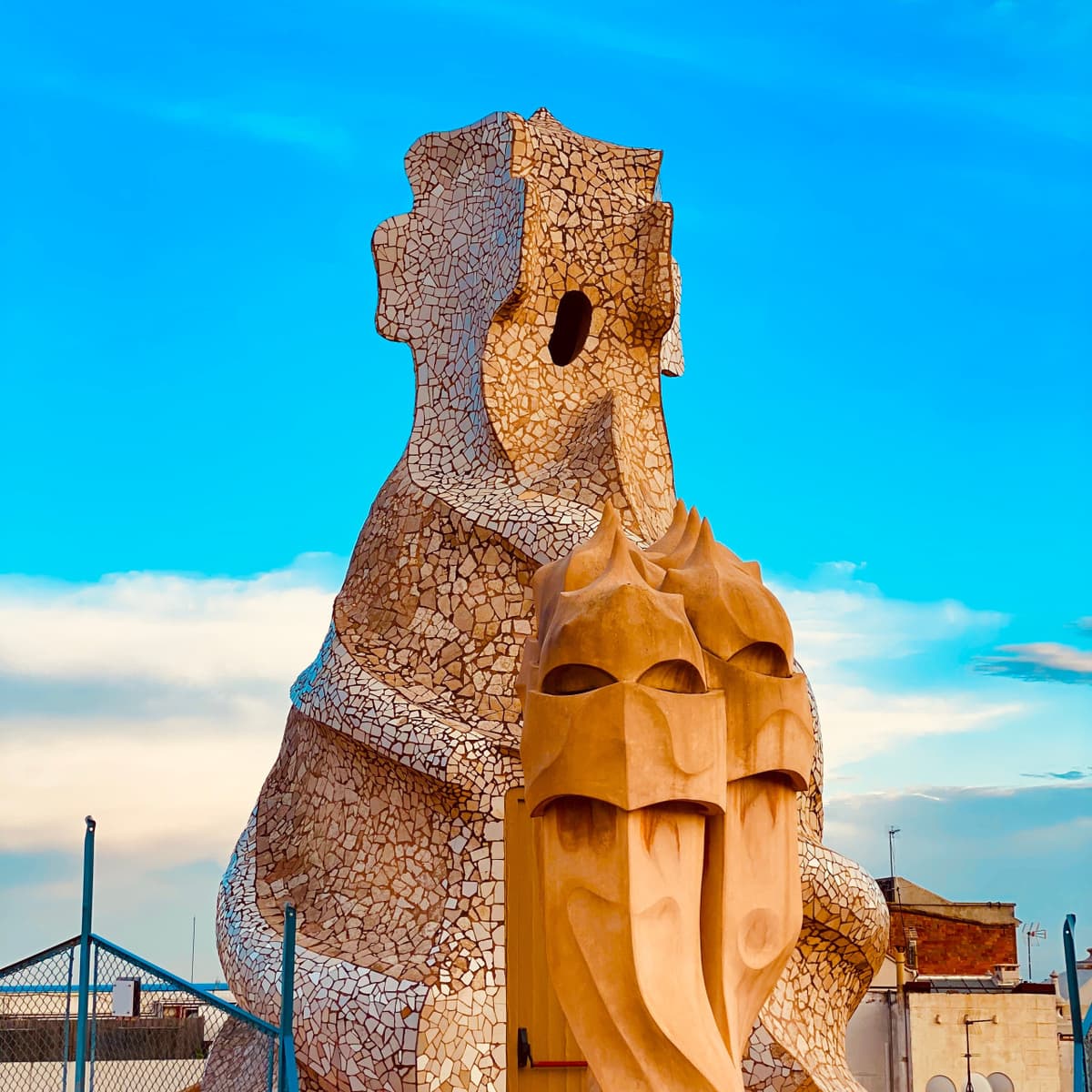 Barcelona Highlights: Sagrada Familia and Gaudi Houses Guided Tour in English, Mandarin, Korean