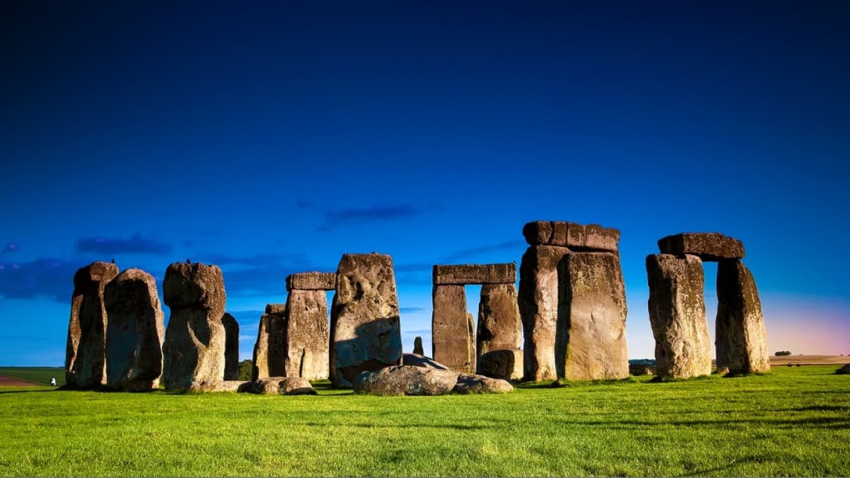 Windsor Castle, Stonehenge and Bath Tour with Lunch in Lacock