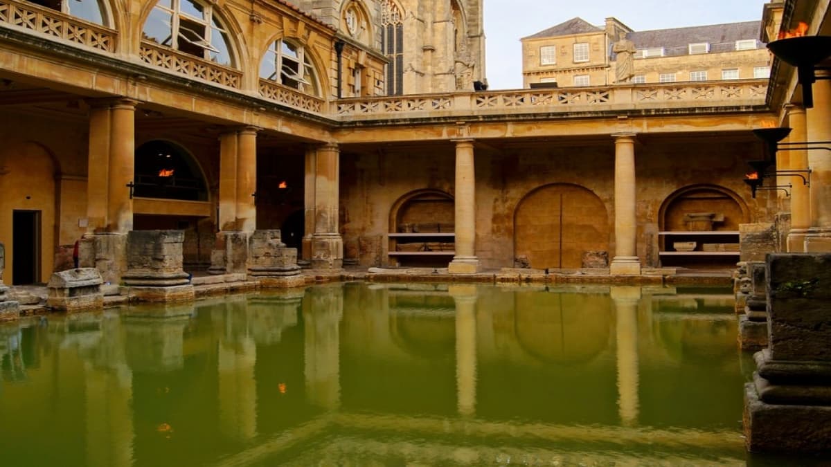 Windsor Castle, Stonehenge and Bath Tour with Lunch in Lacock