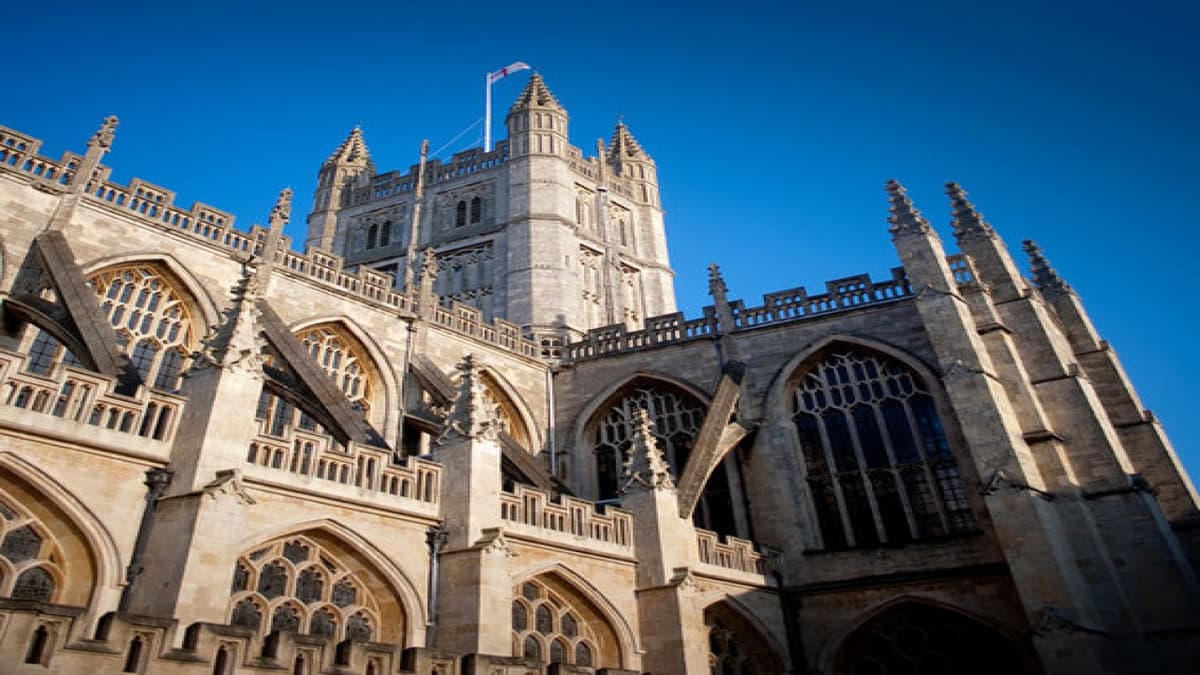 Windsor Castle, Stonehenge and Bath Tour with Lunch in Lacock