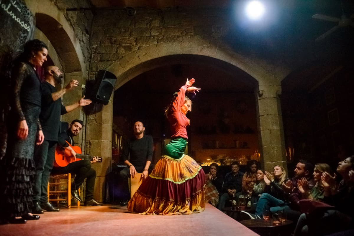 Barcelona Old Town Walking Tour with Flamenco Show and Tapas Dinner