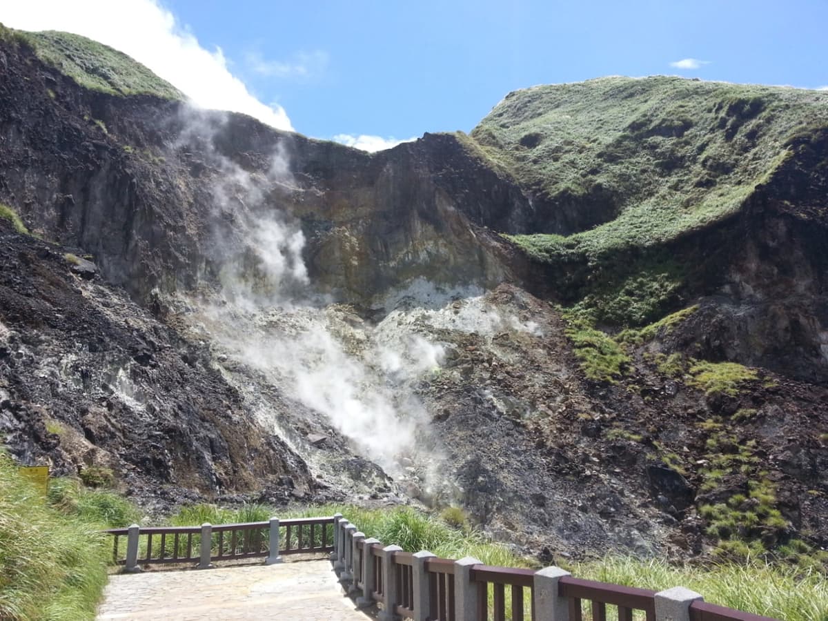 Beitou and Yangmingshan National Park Full-Day Tour from Taipei