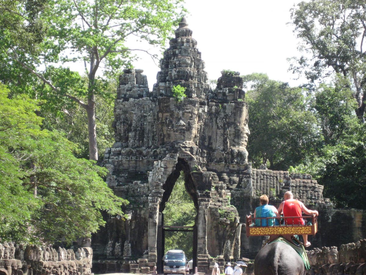 Angkor Wat and Siem Reap Temples Tour