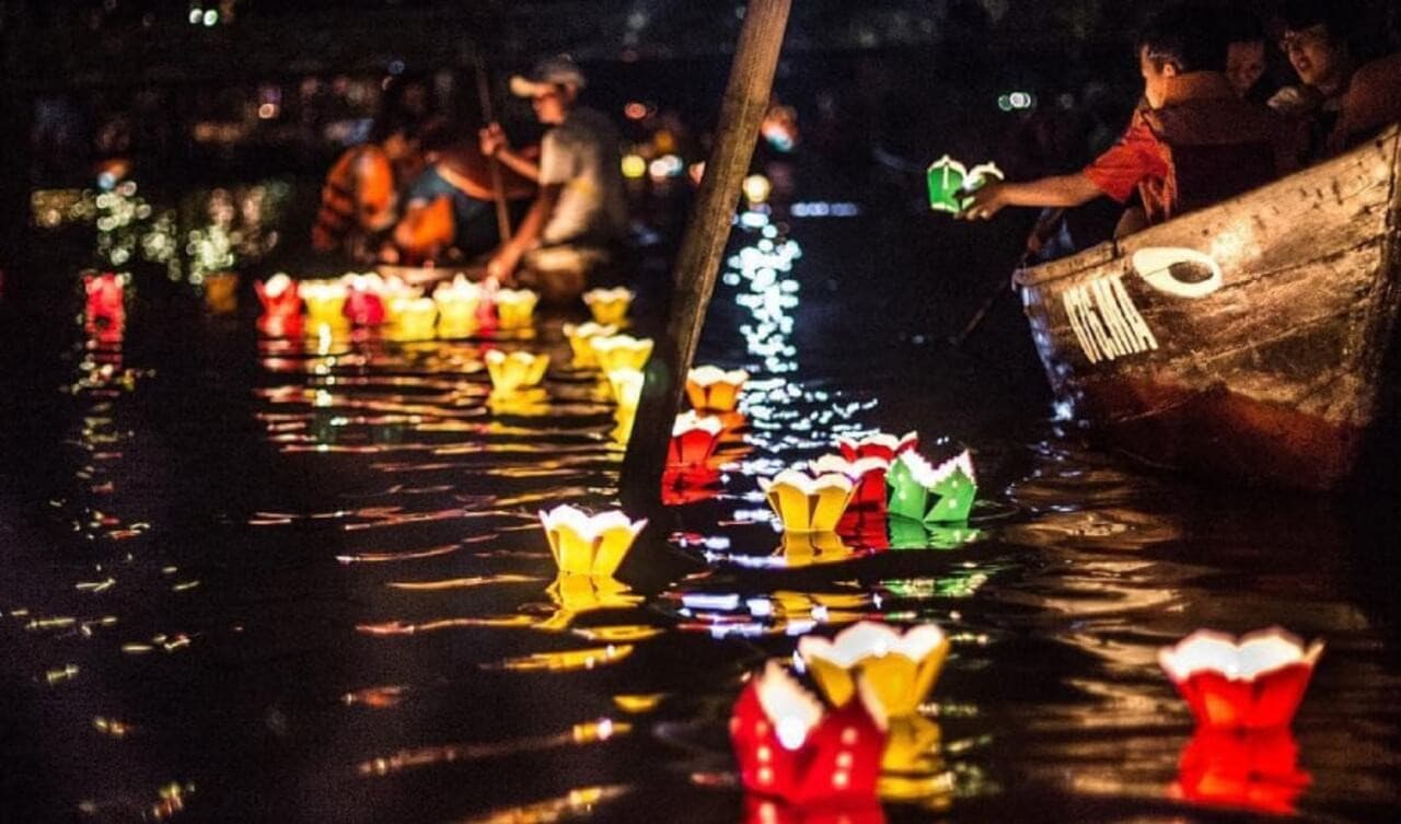 Hoai River Evening Boat Ride with Lantern Experience – photo 2