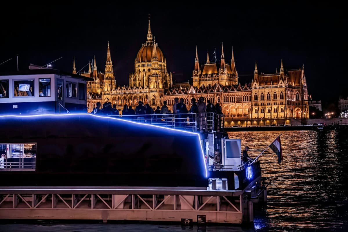 Budapest: Sightseeing Cruise From Buda + Audio guide