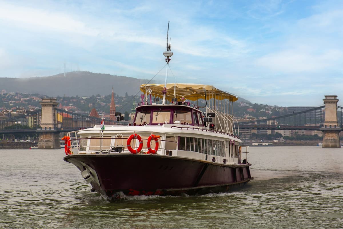 Budapest: Sightseeing Cruise From Pest