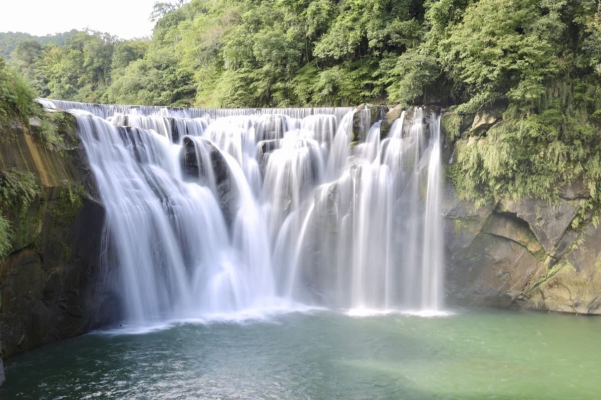 Yehliu, Jiufen, and Shifen Full-Day Tour from Taipei