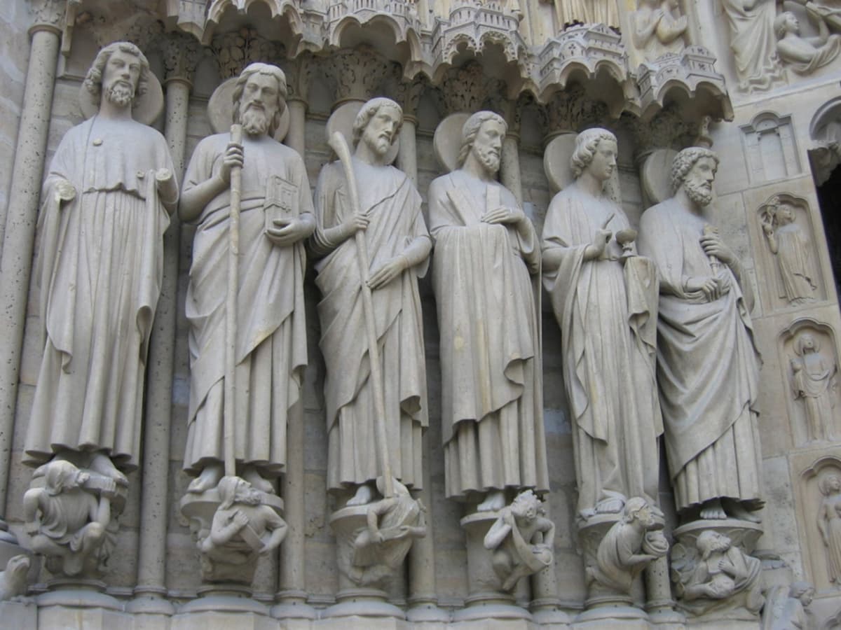 Notre Dame Exterior Tour with English- or Spanish-Speaking Guide & Cathedral Entry