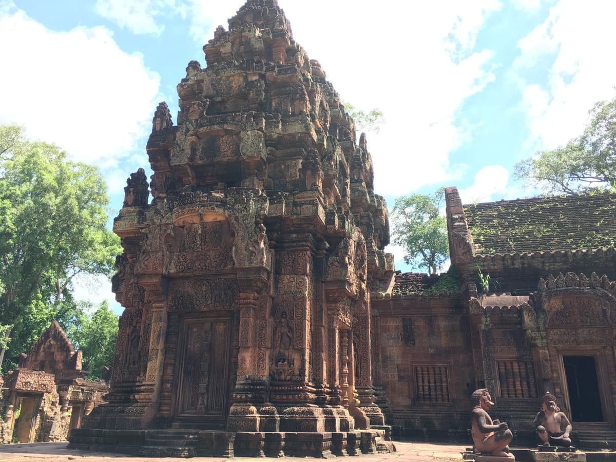 Beng Mealea, Banteay Srei, Banteay Samre, and Phnom Bakheng Tour