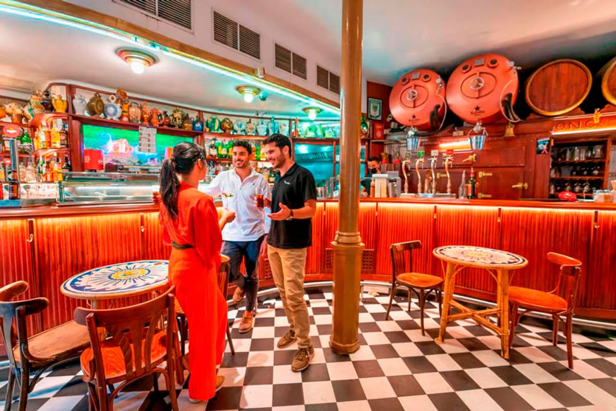 Barcelona Old Town Walking Tour with Flamenco Show and Tapas Dinner
