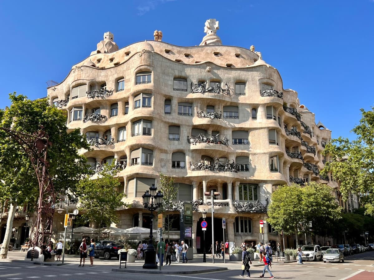 Gaudi Houses: Casa Vicens, Casa Batllo, Casa Mila Guided Tour in English, Mandarin, Korean