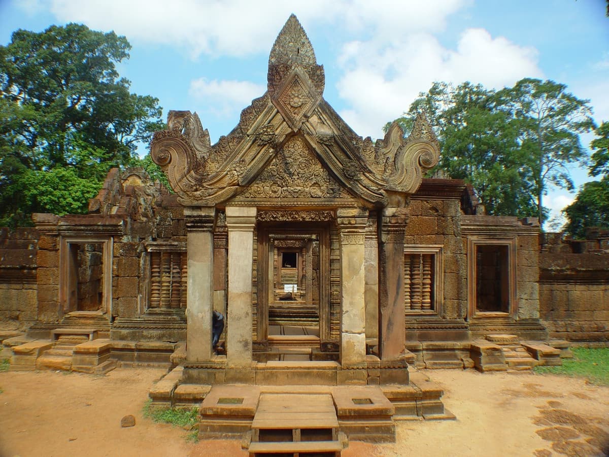 Beng Mealea, Banteay Srei, Banteay Samre, and Phnom Bakheng Tour