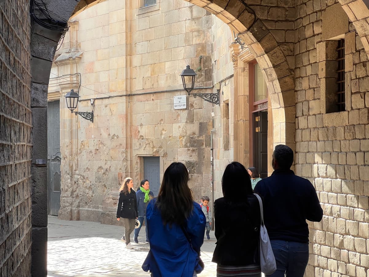 Barcelona Gothic Quarter Guided Tour in English, Mandarin, Korean