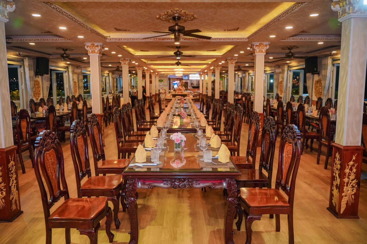 Saigon Evening Tour with Water Puppetry Show and Dinner Cruise