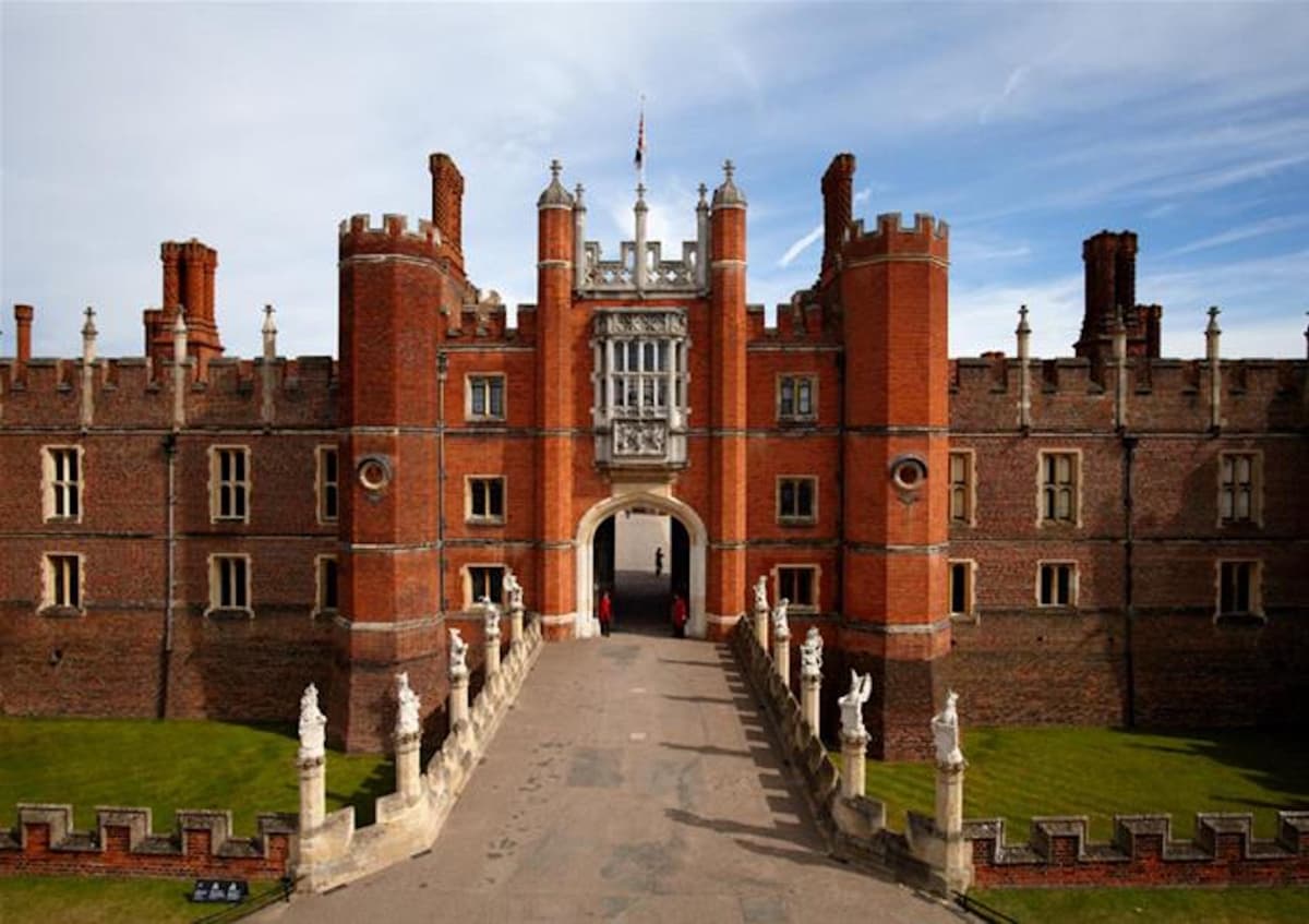Hampton Court Palace, Windsor Castle, and London Sightseeing Tour