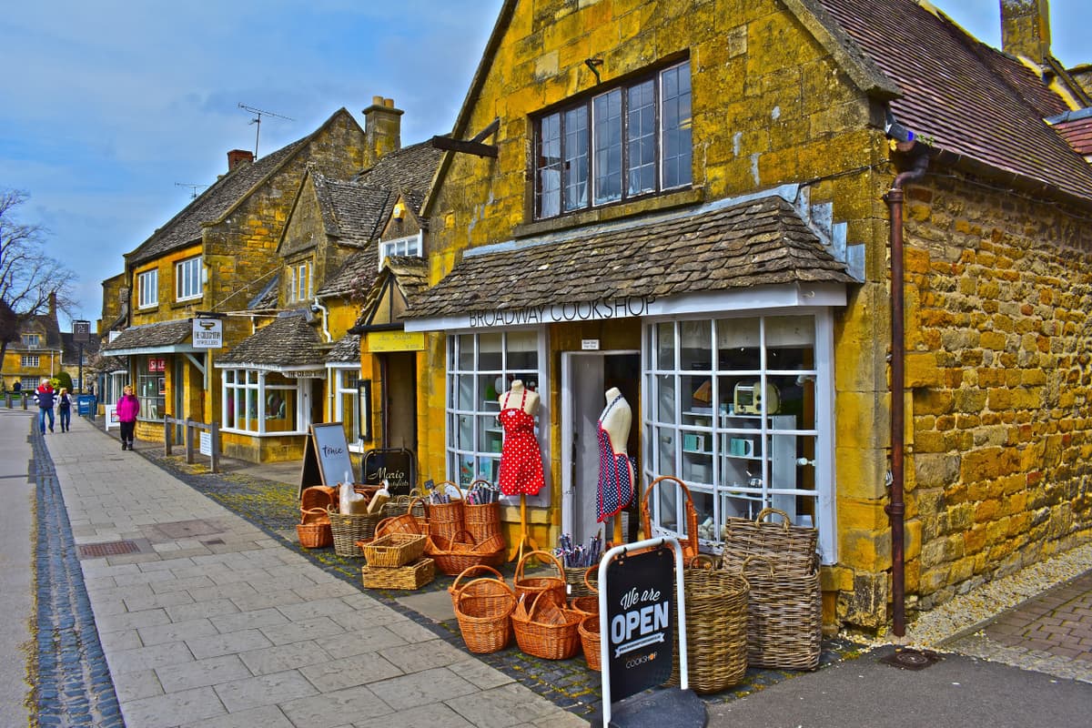 Cotswolds Tour from London with Lunch