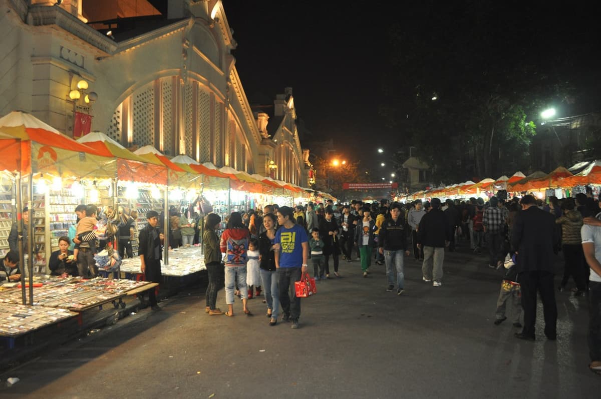 Hanoi Weekend Night Market and Street Food Tour