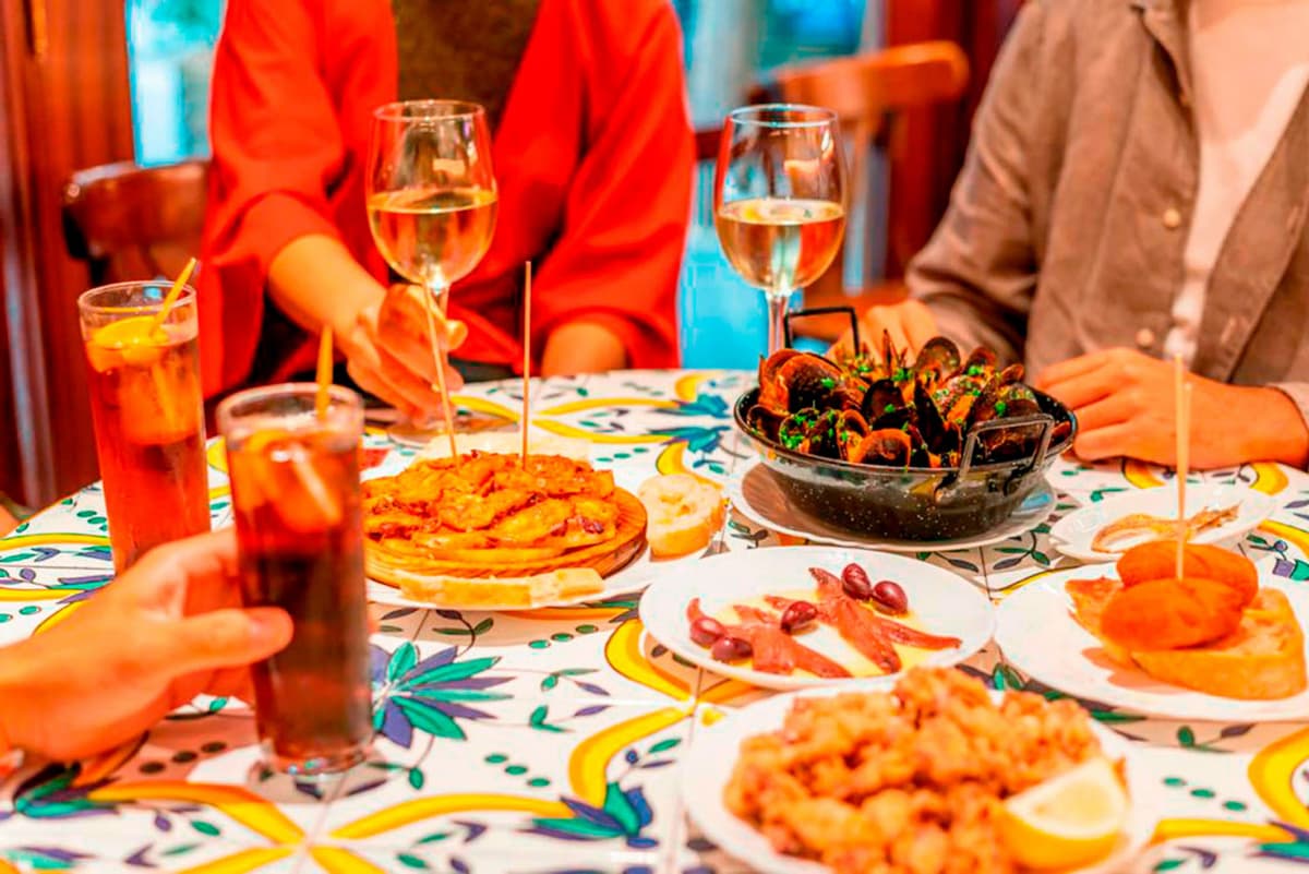 Barcelona Old Town Walking Tour with Flamenco Show and Tapas Dinner