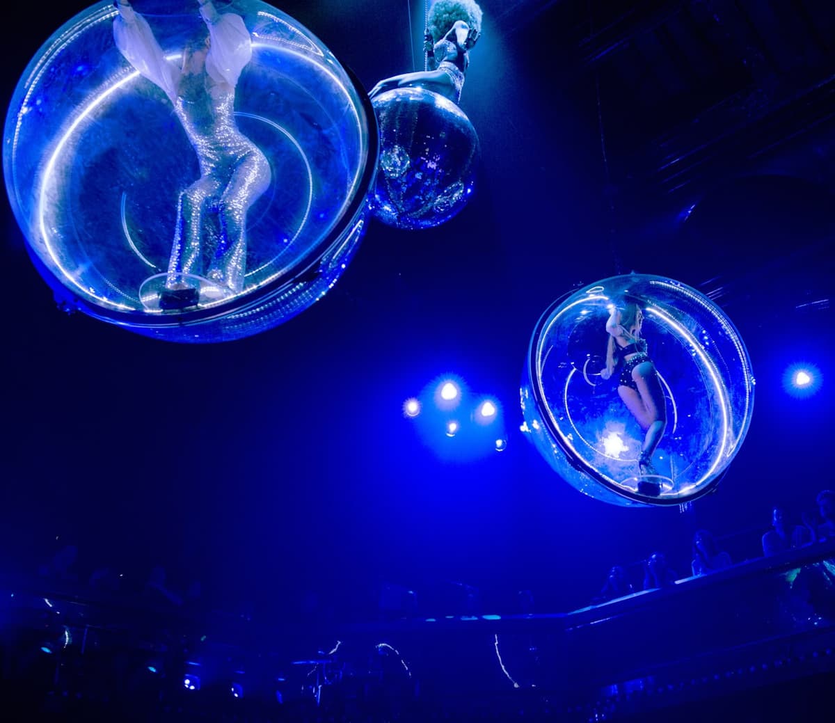 Paradis Latin Cabaret Night Show