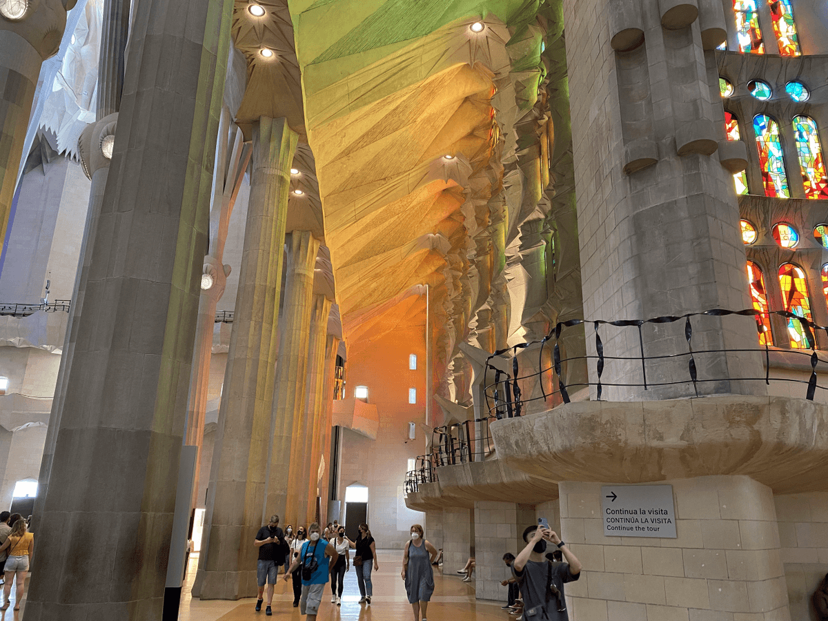 Barcelona Highlights: Sagrada Familia and Gaudi Houses Guided Tour in English, Mandarin, Korean