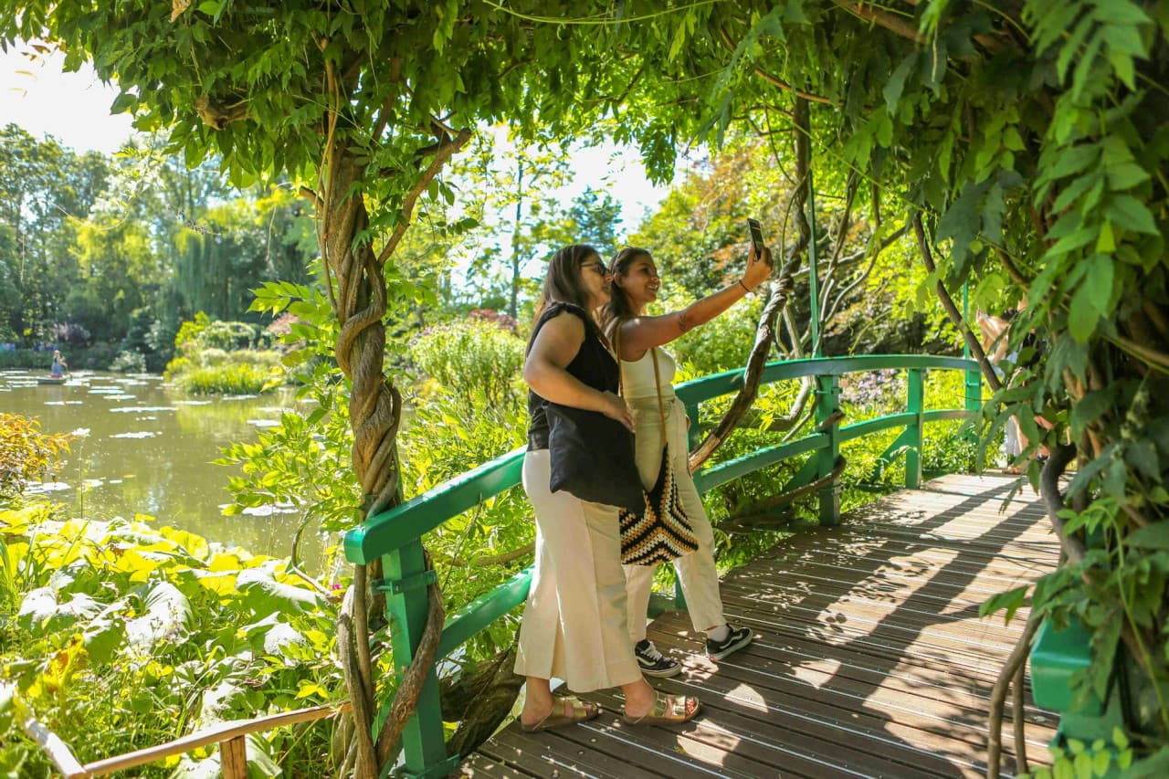 Giverny: Impressionist Day Trip from Paris with Audio Guide