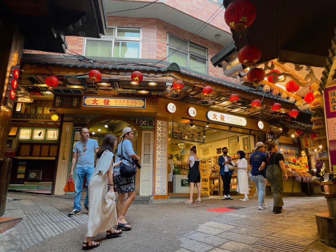 Yehliu, Jiufen, and Shifen Full-Day Tour from Taipei – photo 13