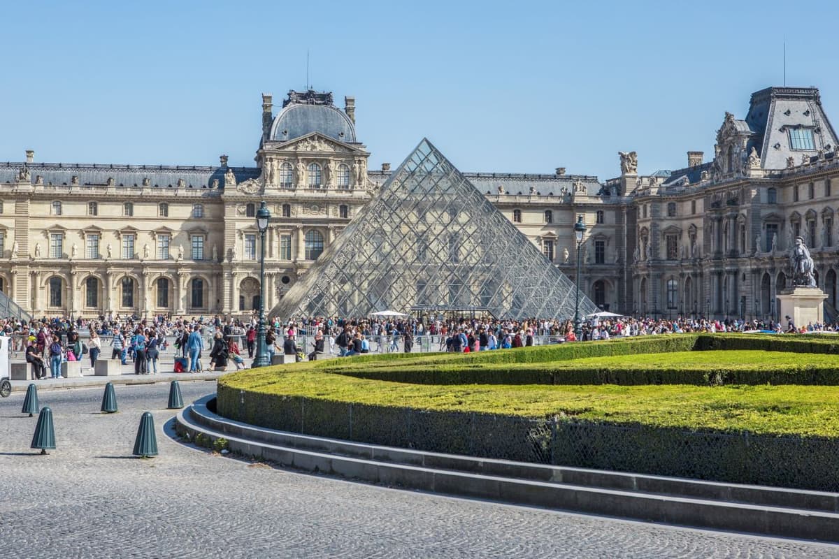 Paris Open-Top Bus Tour and Eiffel Tower Reserved Access