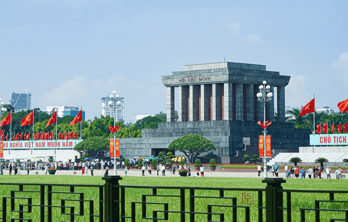 Hanoi Instagram Tour: Ceramic Mosaic Mural, Sword Lake, Long Bien Bridge