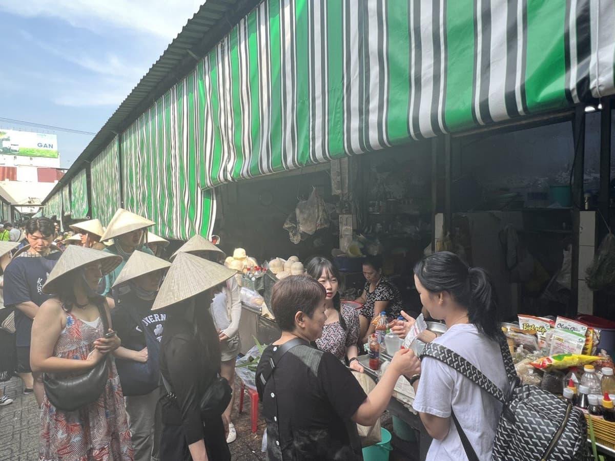 Chef Vu Cooking Class with Market Tour and Cyclo Ride