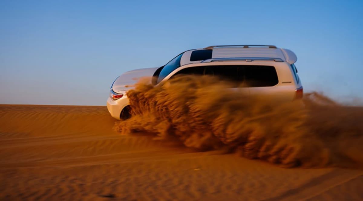 Evening Desert Safari Tour from Dubai with BBQ Dinner