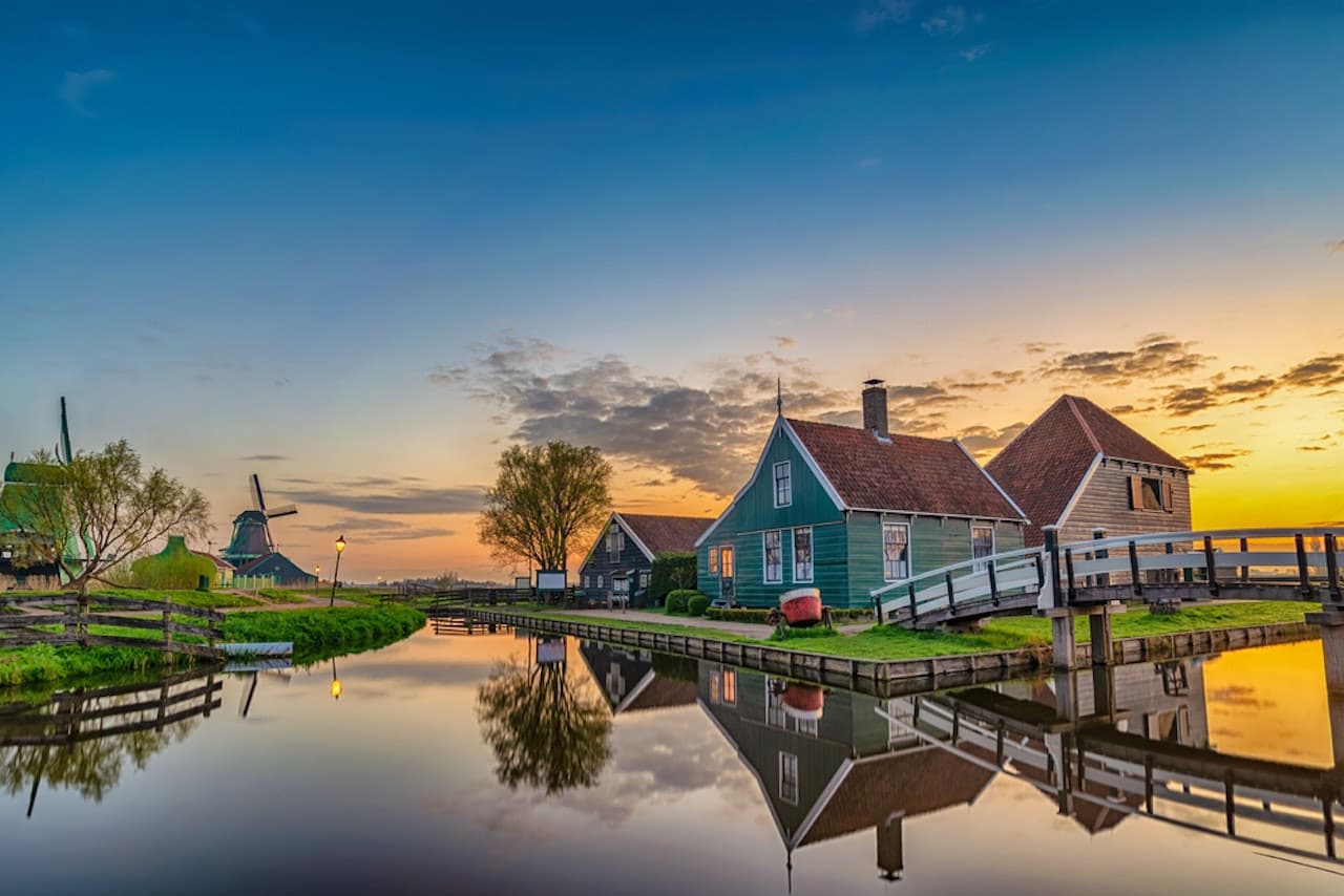 Zaanse Schans Windmill Village Tour with return transfers from Amsterdam – photo 2