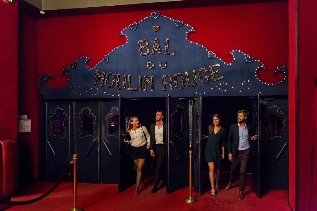Moulin Rouge Cabaret Show and Paris Bus Tour