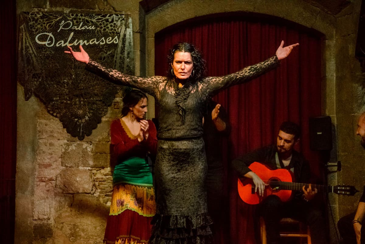 Barcelona Old Town Walking Tour with Flamenco Show and Tapas Dinner