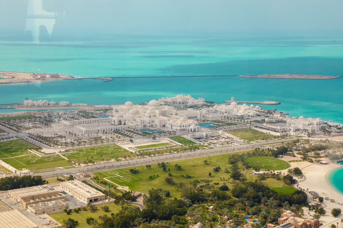 Abu Dhabi Premium City Tour from Dubai: Sheikh Zayed Mosque, Etihad Towers, Qasr Al Watan