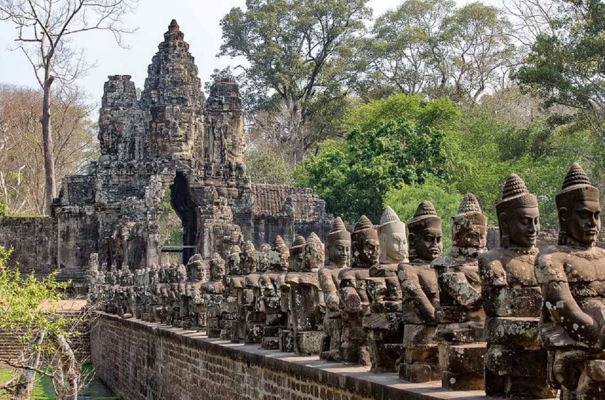 Angkor Wat and Siem Reap Temples Tour