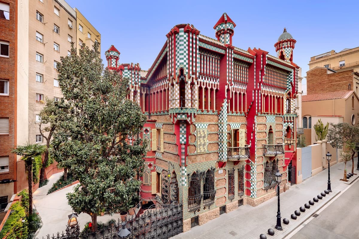 Barcelona Highlights: Sagrada Familia and Gaudi Houses Guided Tour in English, Mandarin, Korean