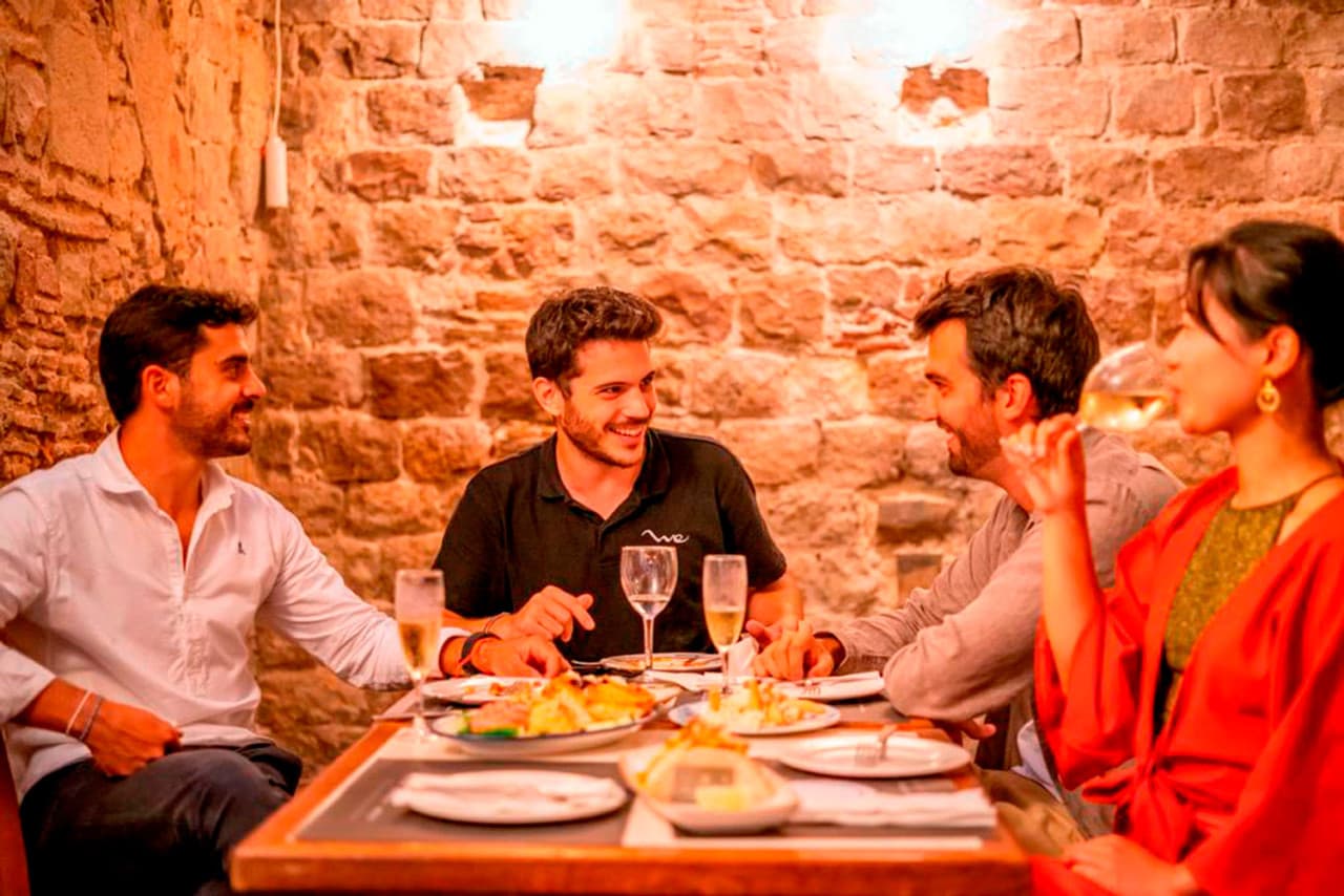 Barcelona Old Town Walking Tour with Flamenco Show and Tapas Dinner