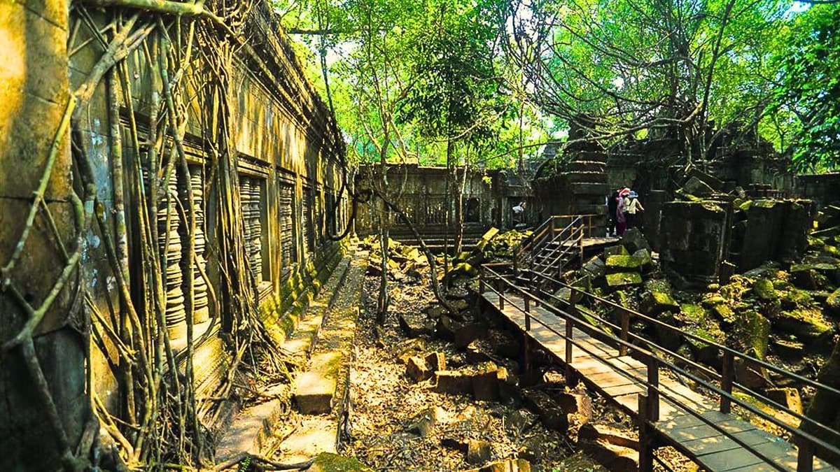 Beng Mealea, Banteay Srei, Banteay Samre, and Phnom Bakheng Tour