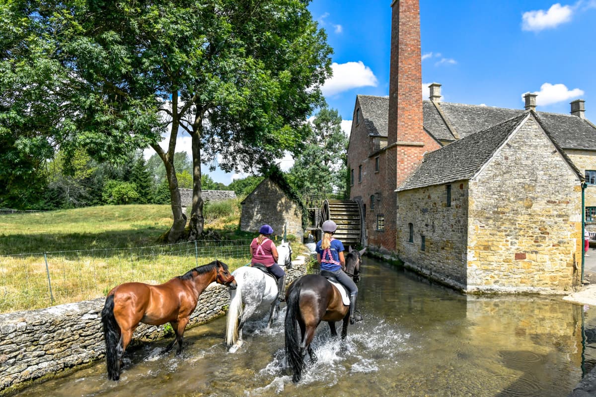 Cotswolds Tour from London with Lunch