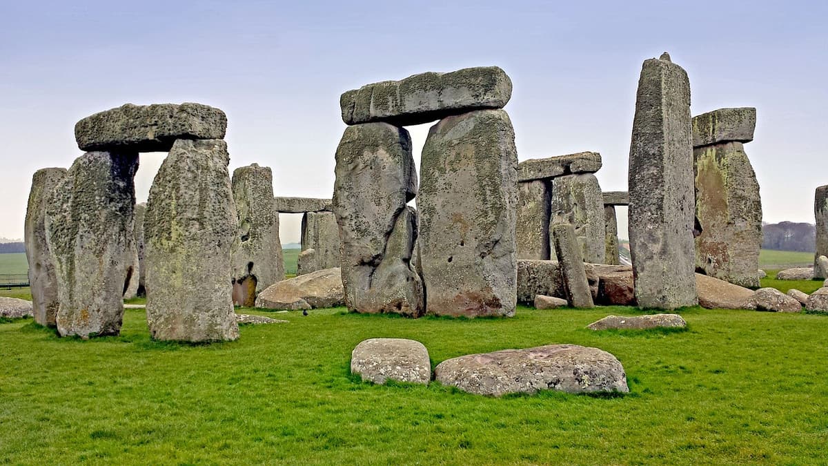 Windsor Castle, Stonehenge and Bath Tour with Lunch in Lacock