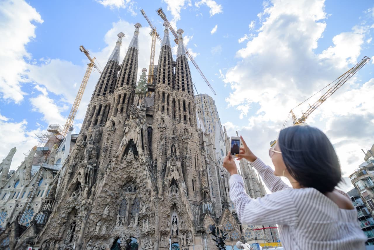 Barcelona Walking Tour with High-Speed Train Transfer from Madrid