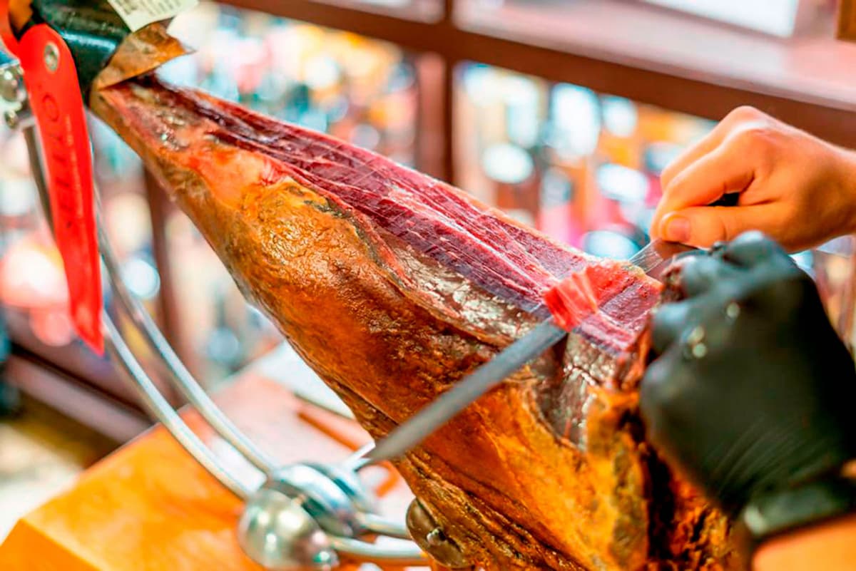 Barcelona Old Town Walking Tour with Flamenco Show and Tapas Dinner
