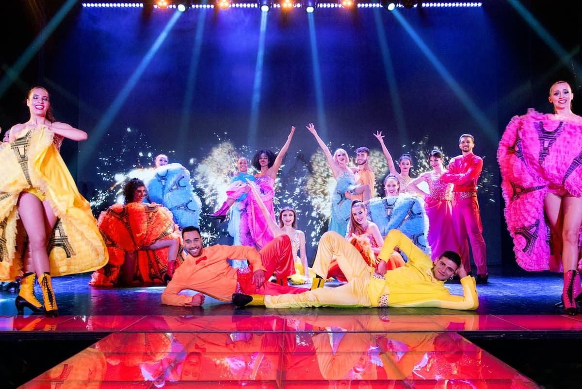 Paradis Latin Cabaret Night Show