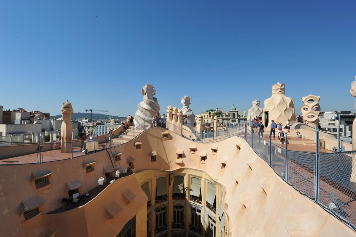 Barcelona Highlights: Sagrada Familia and Gaudi Houses Guided Tour in English, Mandarin, Korean