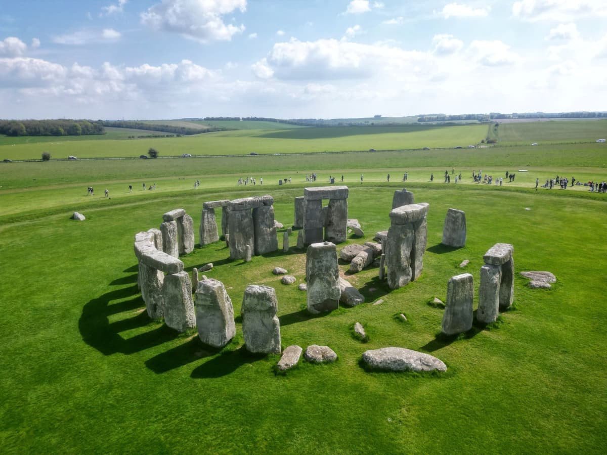 Windsor Castle, Stonehenge, and Roman Baths Tour from London