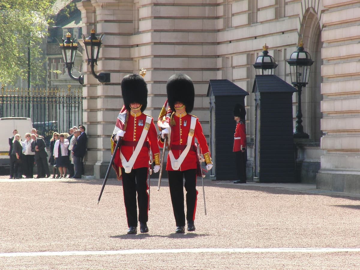 Full Day London with Changing of the Guard and Thames River Cruise